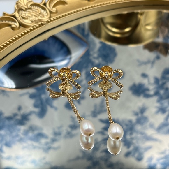 🆕 OSCAR DE LA RENTA 🧿 NWOT Swarovski Crystal Bow Pearl Drop Earrings - Gold - Picture 3 of 13